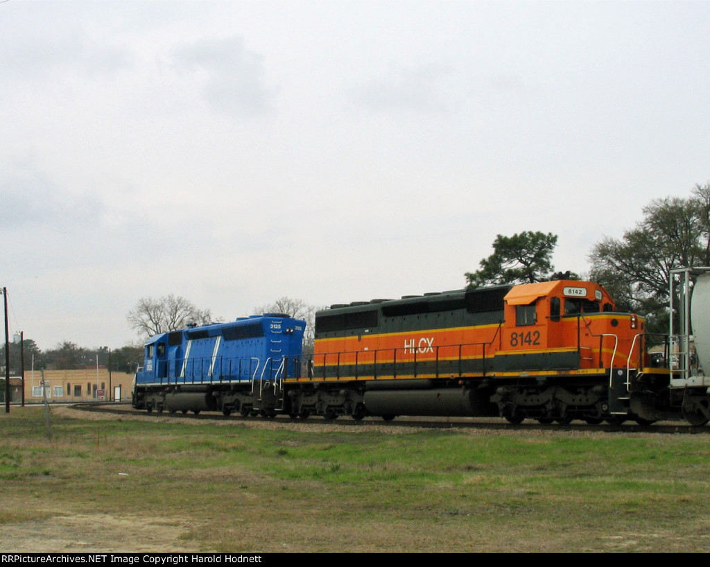 CEFX 3125 & HLCX 8142 lead a CSX train westbound